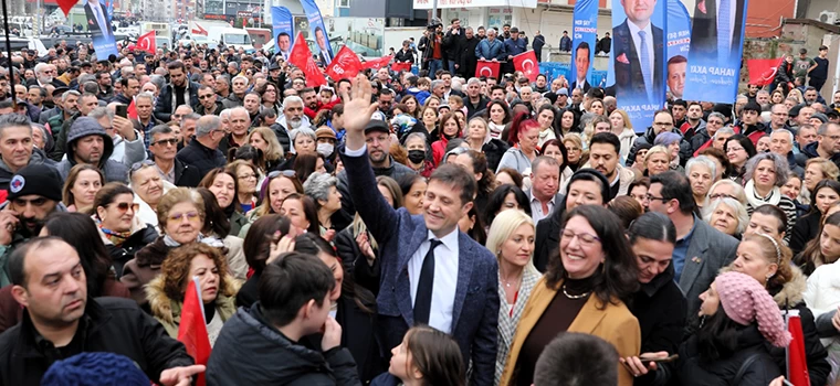 VAHAP AKAY SEVGİSİ BİNLERCE VATANDAŞI SOKAĞA DÖKTÜ