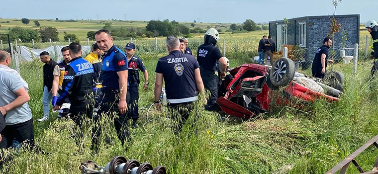 KAPAKLI’DA ELEKTRİK DİREĞİNE ÇARPAN OTOMOBİL PARAMPARÇA OLDU