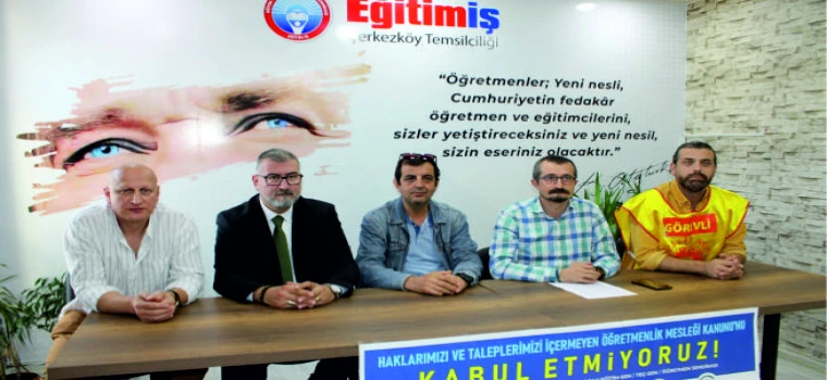 SENDİKALI ÖĞRETMENLER ,''TALEPLERİMİZİ İÇERMEYEN KANUNU KABUL ETMİYORUZ”