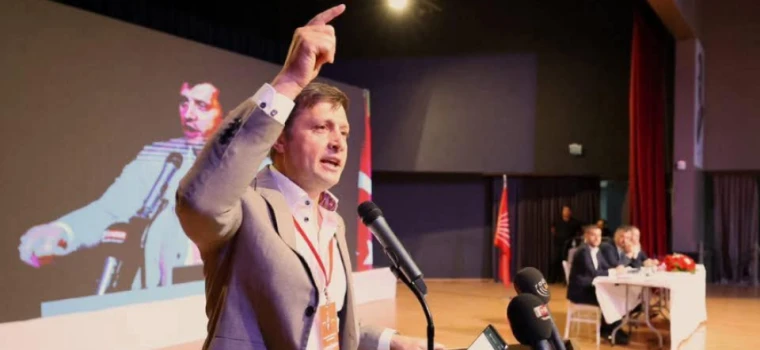 VAHAP AKAY: “BİZ BU BABA OCAĞININ ÜVEY EVLADI DEĞİLİZ, KİMSE BİZE BU MUAMELEYİ YAPMASIN, SABRIMIZI DA ZORLAMASIN”