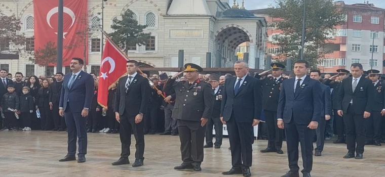 ÇERKEZKÖY’DE ATATÜRK ANISINA ÇELENK SUNULDU
