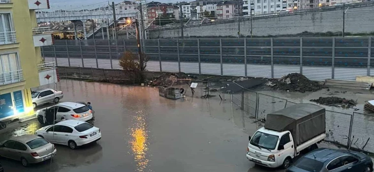 İSTASYON MAHALLESİ SAKİNLERİNDEN ÇAĞRI: “HER YAĞMURDA AYNI ÇİLEYİ ÇEKİYORUZ”