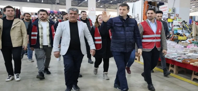 BAŞKAN AKAY, CHP İLÇE BAŞKANI VE PARTİLİLERLE KAPALI PAZAR ESNAFINI ZİYARET ETTİ
