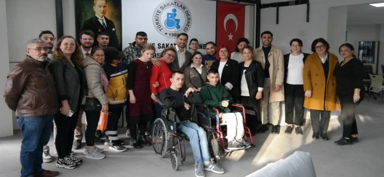 CHP İLÇE BAŞKANI ÇOLAK VE YÖNETİMİ SAKATLAR DERNEĞİ’Nİ ZİYARET ETTİ