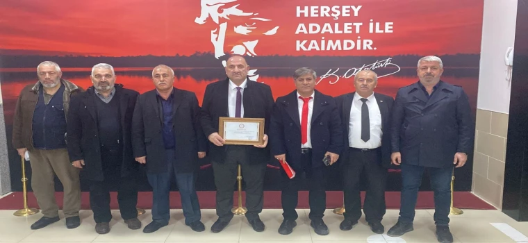 Aşkın Gündoğdu ve yönetimi mazbatasını aldı