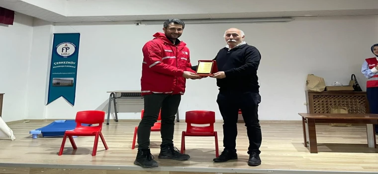 MİNİKLER SAHNEDE, DAYANIŞMA MESAJI KIZILAY’A PLAKETLE TAÇLANDI