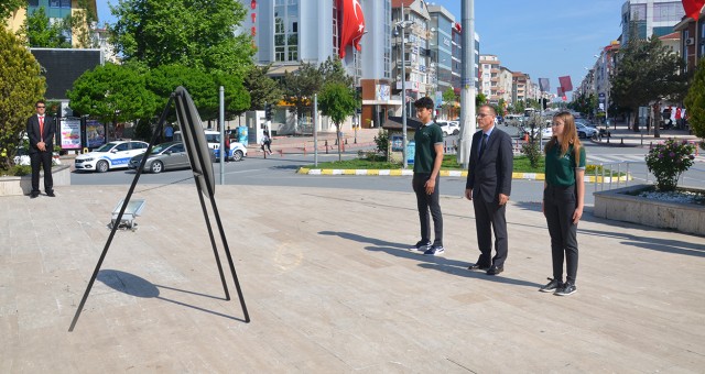 ATATÜRK ANITI’NA ÇELENK SUNULDU