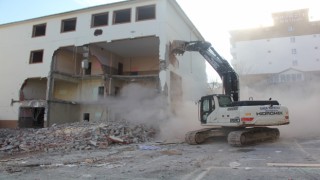 RİSK ALTINDAKİ OKULLARIN YIKIMINA BAŞLANDI