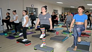 300 KADIN STEP AEROBİK VE PLATES KURSUNDA EĞİTİM ALIYOR