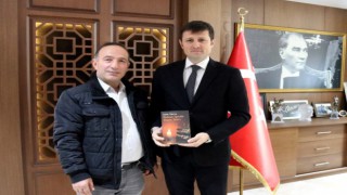 BAŞKAN AKAY’A YENİ KİTABINI HEDİYE ETTİ