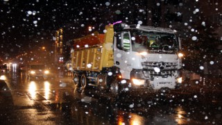 ÇERKEZKÖY’DE KAR YAĞIŞIYLA BİRLİKTE TUZLAMA ÇALIŞMASINA BAŞLANDI