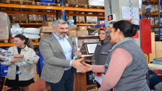 AHMET ÇETİN, ÇALIŞAN KADINLARA KARANFİL DAĞITTI