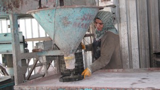 EKMEĞİNİ TAŞTAN ÇIKARIYOR