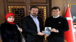 YAZDIĞI KİTABI AKAY’A HEDİYE ETTİ