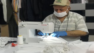 60 YAŞINDAKİ HUZUREVİ SAKİNİ HARIL HARIL ÇALIŞIP MASKE ÜRETİYOR