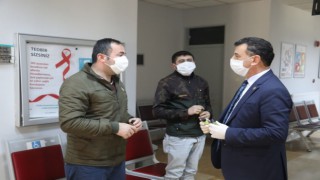 BAŞKAN ÇETİN, MASKE VE KOLONYA DAĞITTI