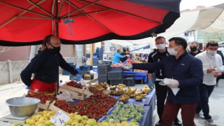 BAŞKAN ÇETİN, PAZARCILARA MASKE DAĞITTI