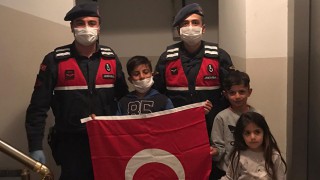 JANDARMA ÇOCUKLARIN İSTEĞİNİ GERİ ÇEVİRMEDİ