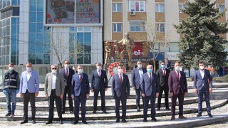 KAPAKLI’DA SOSYAL MESAFELİ ÇELENK SUNMA TÖRENİ