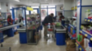 MARKET ÇALIŞANINA ‘SOSYAL MESAFE’ UYARISI