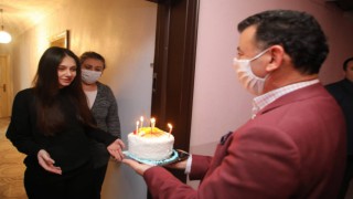 EVDEN ÇIKAMAYAN ÇOCUKLARA BAŞKANDAN SÜRPRİZ