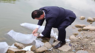 KAZAK GÖLÜ’NE 3 BİN YAVRU BALIK BIRAKILDI