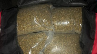 POLİSİ GÖRÜNCE UYUŞTURUCUYU BIRAKIP KAÇMAYA BAŞLADILAR