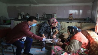 BAŞKAN ÇETİN, KAPI KAPI DOLAŞIP SİMİT DAĞITTI