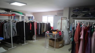 KIYAFETLER ÖZENLE YIKANIYOR, ÜTÜLENİYOR, İHTİYAÇ SAHİPLERİNE ULAŞTIRILIYOR