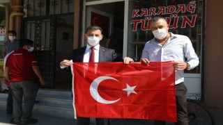 BAŞKAN ÇETİN, VATANDAŞLARA TÜRK BAYRAĞI DAĞITTI