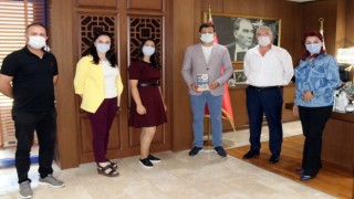 PANDEMİ SÜRESİNDE YAZDIĞI KİTABINI AKAY’A HEDİYE ETTİ