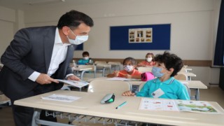 BAŞKAN ÇETİN ÖĞRENCİLERE BOYAMA KİTABI DAĞITTI