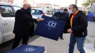 CUMA NAMAZI ÖNCESİ CEMAATE SECCADE DAĞITILDI