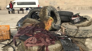 KIYIKÖY’DE BALIKÇILAR BU KEZ BALIK YERİNE ‘ÇÖP AVINA’ ÇIKTILAR