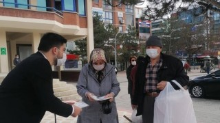 ÜLKÜ OCAKLARI BELEDİYE MEYDANI’NDA MASKE DAĞITTI
