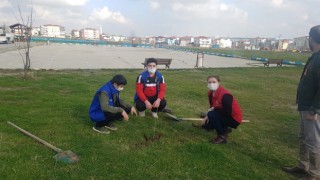 200 FİDAN GENÇLERİN ELİNDE TOPRAKLA BULUŞTU