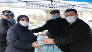 BAŞKAN ÇETİN VATANDAŞLARA KANDİL SİMİDİ DAĞITTI