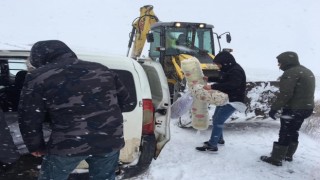 KAR NEDENİYLE MAHSUR KALAN VATANDAŞLARIN İMDADINA KOŞTU