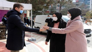 AKAY, ÇİÇEK DAĞITTI