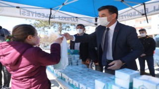 BAŞKAN ÇETİN VATANDAŞLARA KANDİL SİMİDİ DAĞITTI