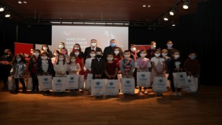 İSTİKLAL MARŞI’NI EN GÜZEL OKUYAN ÖĞRENCİLERE ÖDÜL VERİLDİ