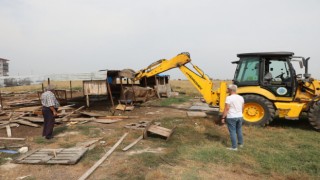 İLÇE MERKEZİNDEKİ AĞILLAR YIKILDI