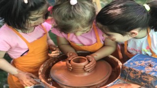 MİNİK ELLER ÇAMURA ŞEKİL VERDİ