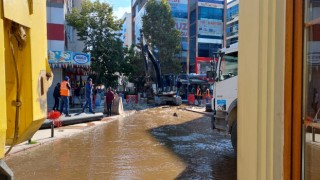 EDİP SOKAKTA SU BORUSU PATLADI, SOKAK GÖLE DÖNDÜ