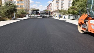 ERBAY CADDESİ'NDE SICAK ASFALT SERİM ÇALIŞMALARINA BAŞLANDI