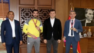 BAŞKAN AKAY, BAŞARILI SPORCULARI ALTIN İLE ÖDÜLLENDİRDİ