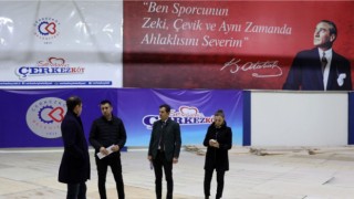 29 EKİM KAPALI SPOR SALONU’NA FIBA ONAYLI PARKE ZEMİN