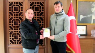 GAZETECİ VE YAZAR ASİM YAVUZ İKİNCİ KİTABINI HEDİYE ETTİ
