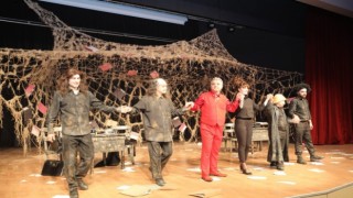 ÇERKEZKÖYLÜLERDEN TİYATROYA YOĞUN İLGİ