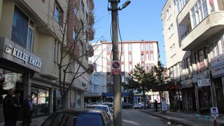 YOL ORTASINDAKİ ELEKTRİK DİREĞİ, TEHLİKE ARZ EDİYOR